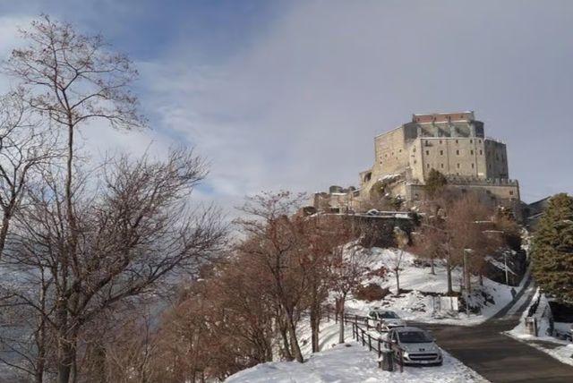 טיול יומי מטורינו אל Sacra di San Michele: המנזר המפורסם על ראש ההר (השראה לסרט/ספר "שם הוורד") credit to getyourguide.com