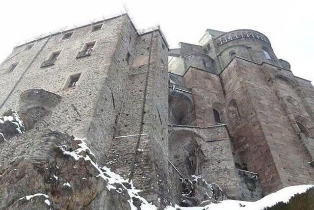 טיול יומי מטורינו אל Sacra di San Michele: המנזר המפורסם על ראש ההר (השראה לסרט/ספר "שם הוורד") credit to getyourguide.com