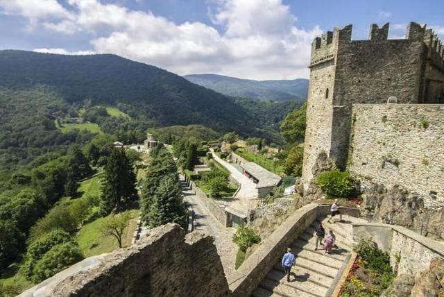 טיול יומי מטורינו אל Sacra di San Michele: המנזר המפורסם על ראש ההר (השראה לסרט/ספר "שם הוורד") credit to getyourguide.com