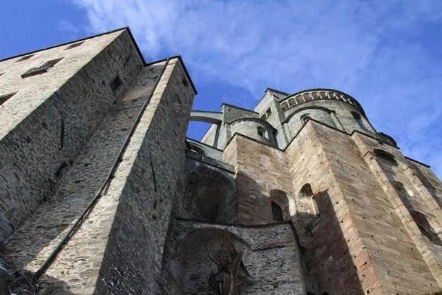 טיול יומי מטורינו אל Sacra di San Michele: המנזר המפורסם על ראש ההר (השראה לסרט/ספר "שם הוורד") credit to getyourguide.com