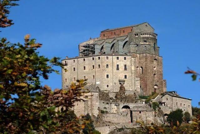 טיול יומי מטורינו אל Sacra di San Michele: המנזר המפורסם על ראש ההר (השראה לסרט/ספר "שם הוורד") credit to getyourguide.com