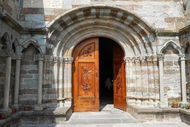 טיול יומי מטורינו אל Sacra di San Michele: המנזר המפורסם על ראש ההר (השראה לסרט/ספר "שם הוורד") credit to getyourguide.com