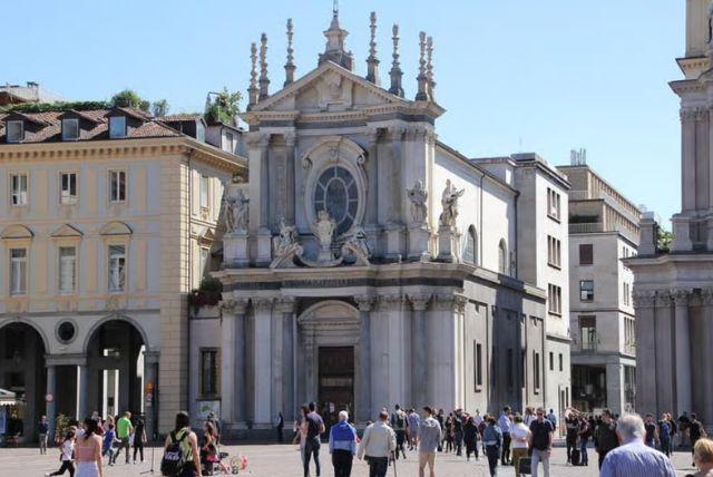 Piazza San Carlo - כיכר "הסלון של טורינו" credit to getyourguide.com