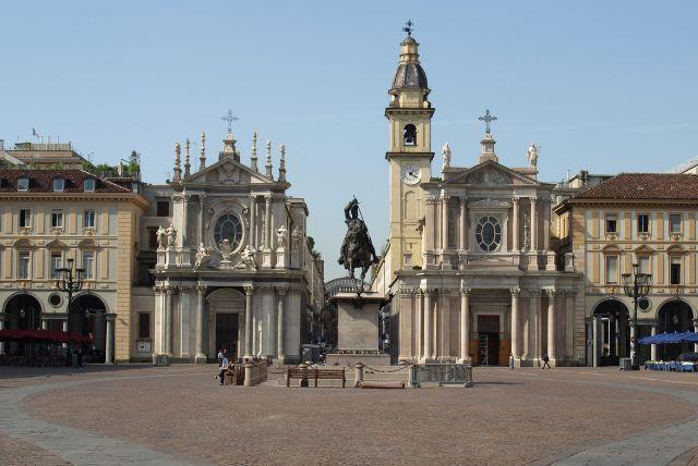 Piazza San Carlo בטורינו - “הסלון של טורינו” ובתי הקפה ההיסטוריים