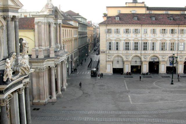 Piazza San Carlo בטורינו - “הסלון של טורינו” ובתי הקפה ההיסטוריים