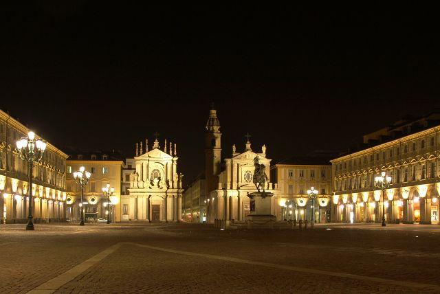 Piazza San Carlo בטורינו - “הסלון של טורינו” ובתי הקפה ההיסטוריים