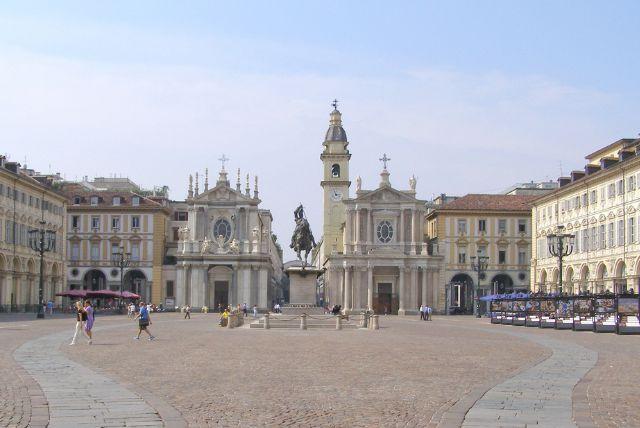 Piazza San Carlo בטורינו - “הסלון של טורינו” ובתי הקפה ההיסטוריים