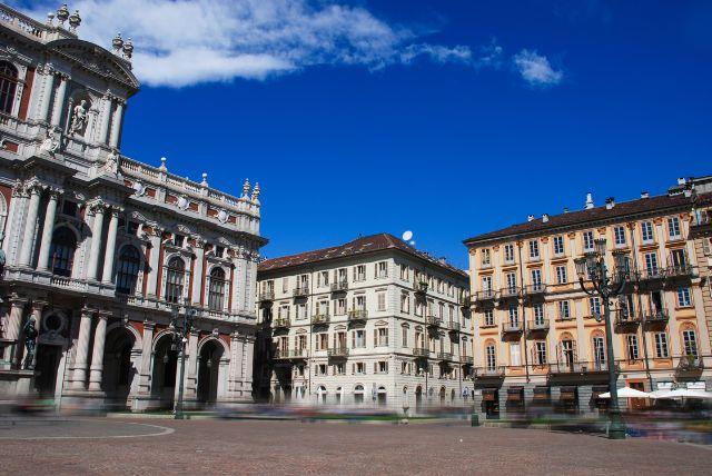 Piazza Carlo Alberto - כיכר יפה ליד ארמון קריניאנו והספרייה הלאומית