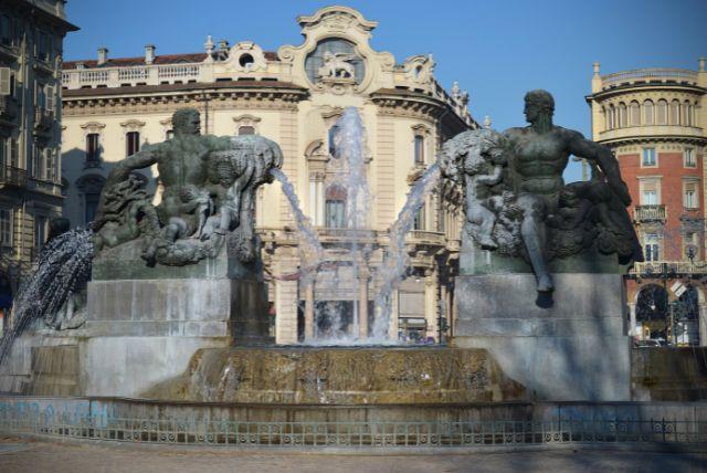 Piazza Solferino - כיכר מרכזית בין שדרות, משרדים ובתי קפה