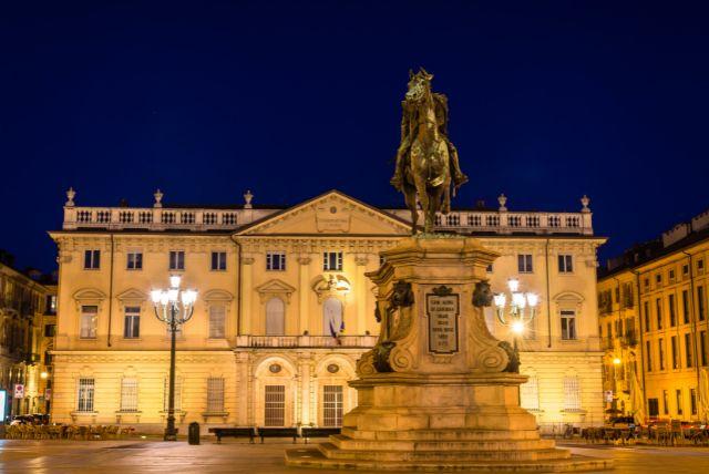 Piazza Bodoni - כיכר נעימה ליד הקונסרבטוריון ואזורי בילוי