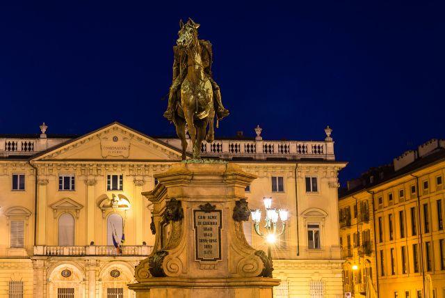 Piazza Bodoni - כיכר נעימה ליד הקונסרבטוריון ואזורי בילוי