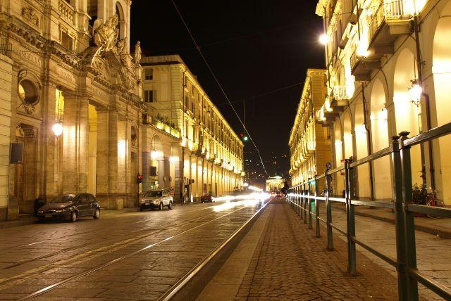 Via Po בטורינו - רחוב הארקדות שמוביל אל הנהר ו-Piazza Vittorio Veneto